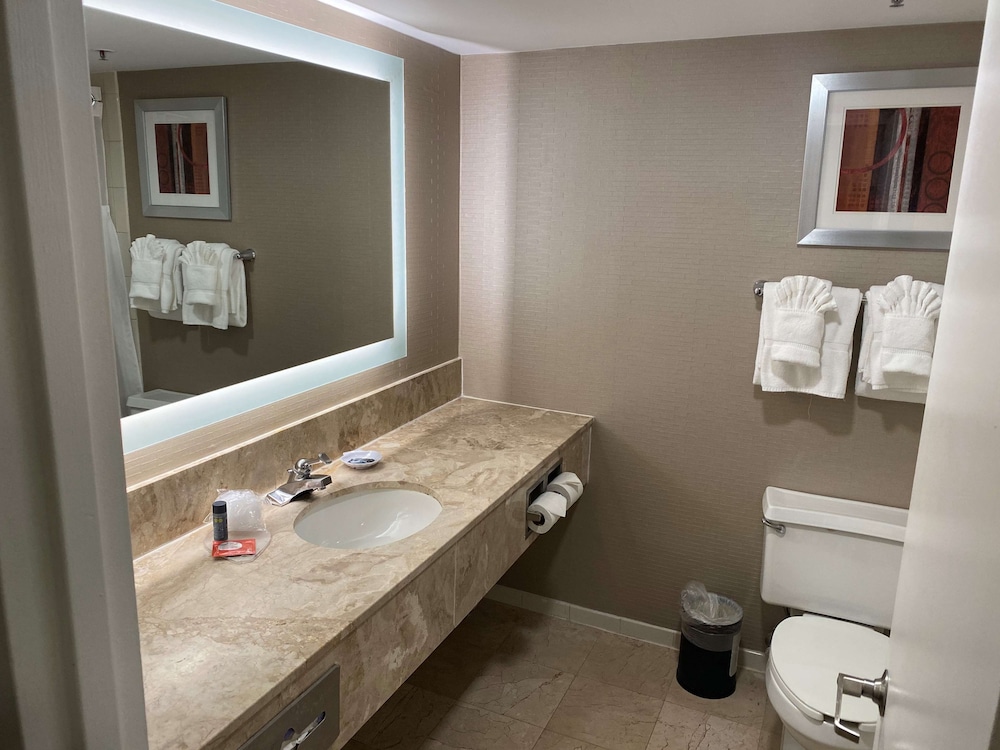 DoubleTree by Hilton New York LaGuardia Airport 15/54
