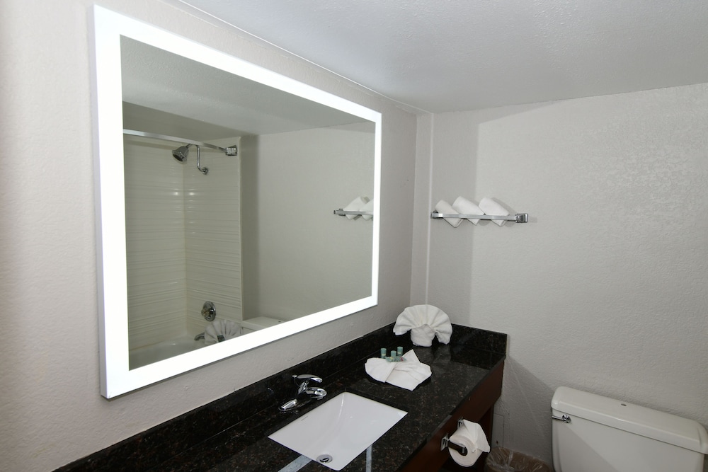 Rock Island Inn & Suites Marshalltown 54/55