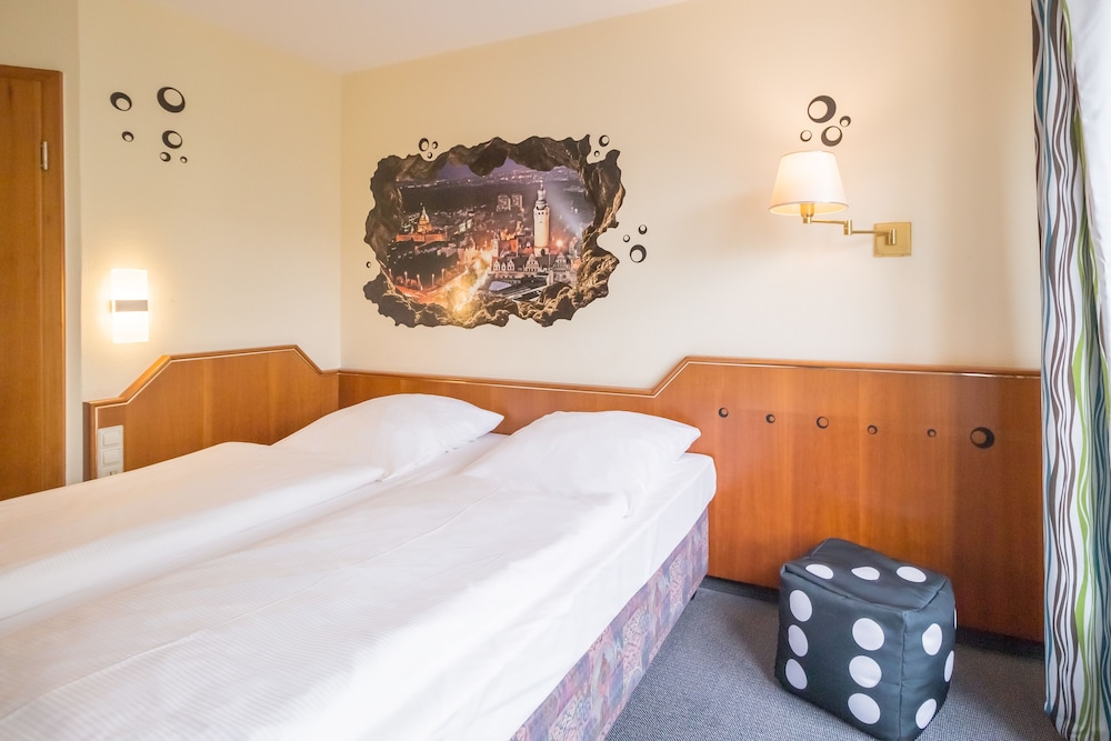 ROOM, TWIN BEDS