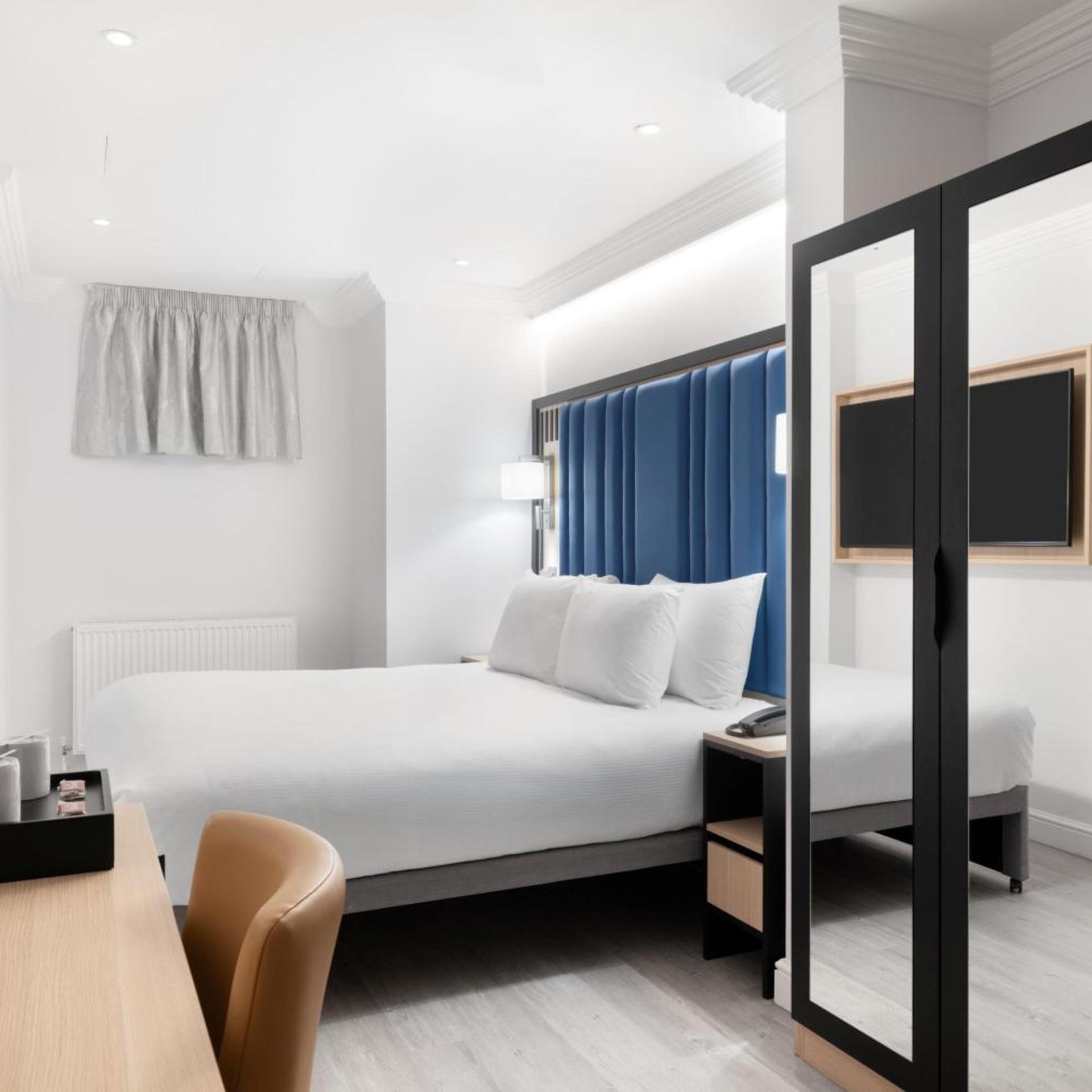 Room, King Bed, No Window