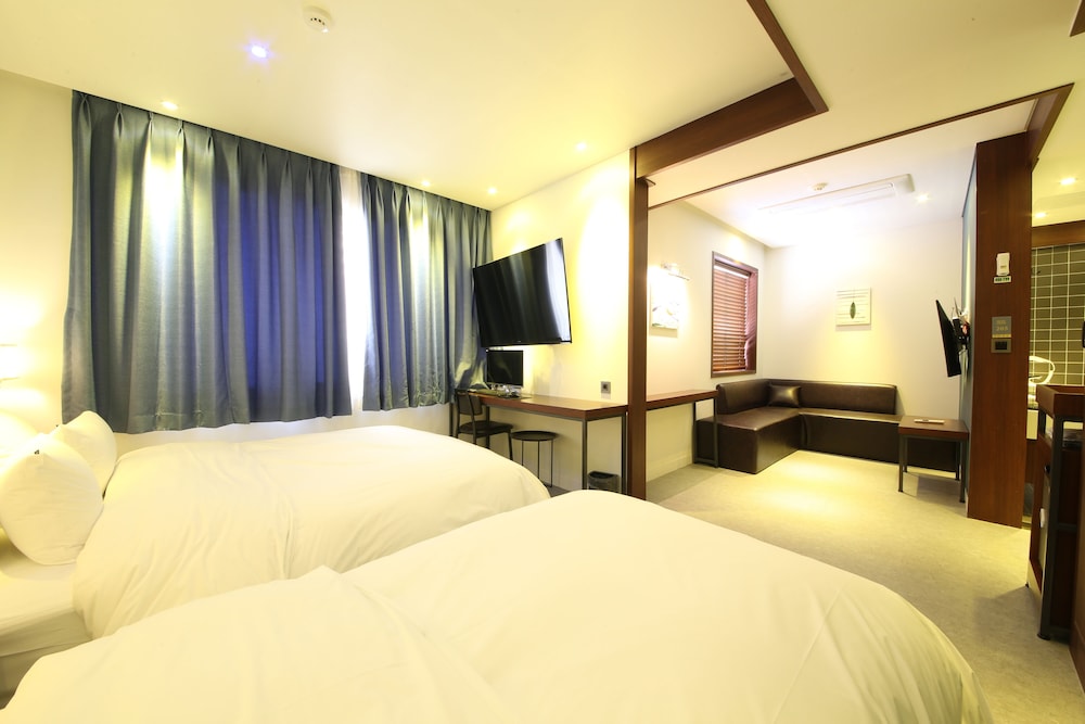 Brooks Hotel 17/50