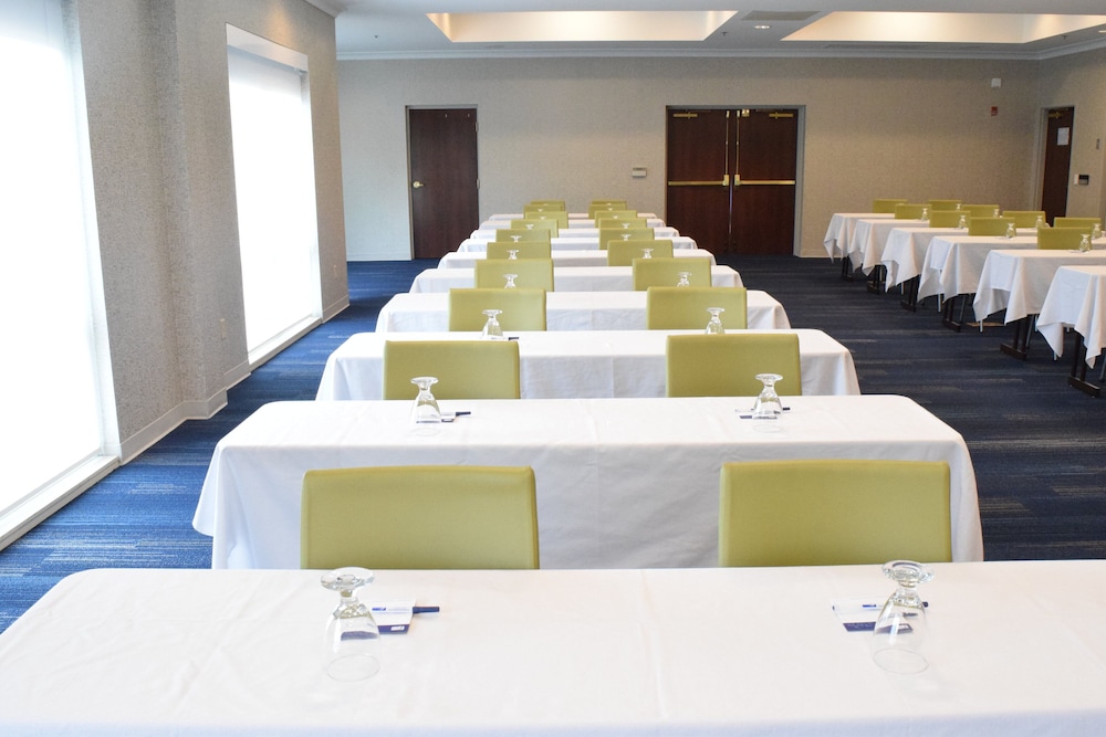 Holiday Inn Express & Suites Rochester Webster, an IHG Hotel 42/50