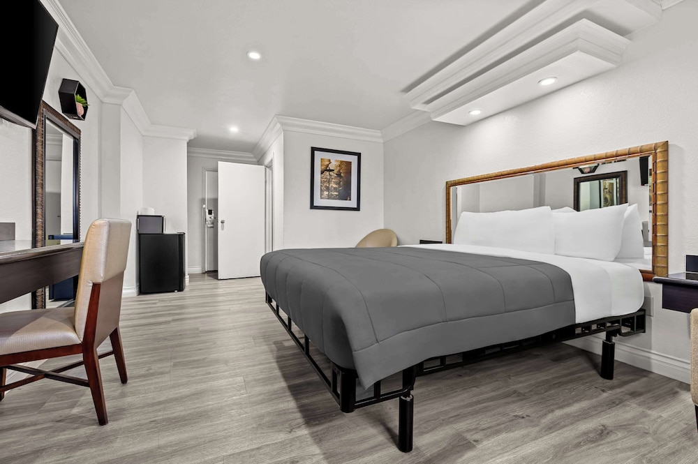Standard, King Bed