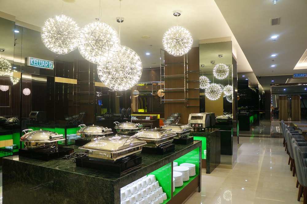 Greens Hotel And Suites 56/65