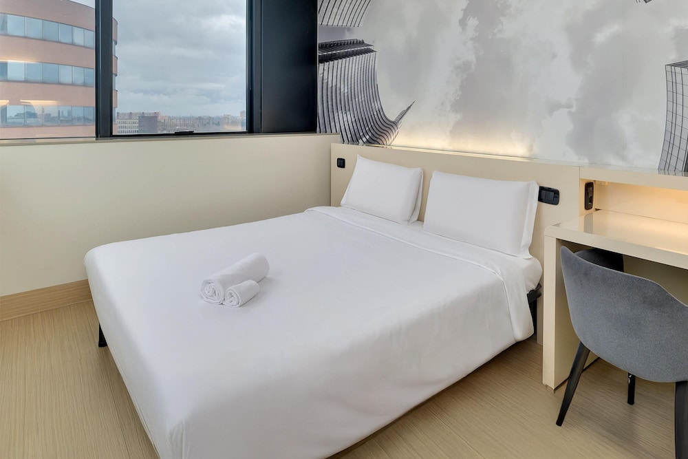 ROOM, DOUBLE BED