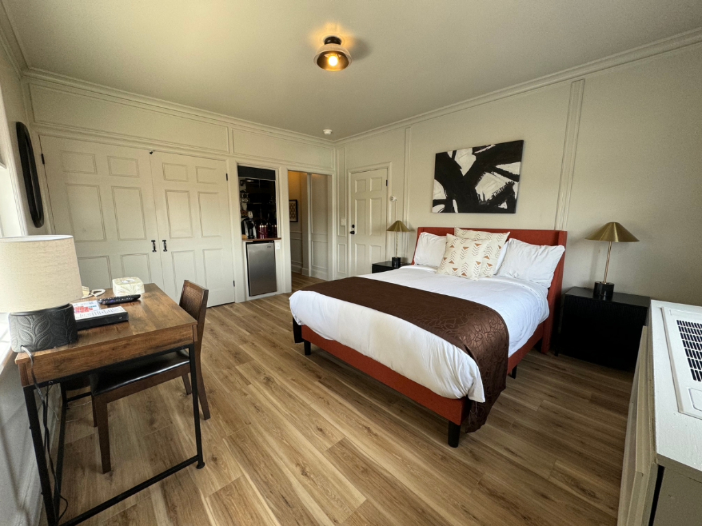 Boutique, Queen Bed