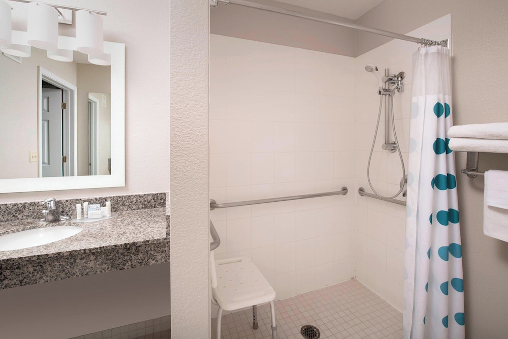 جناح بسرير كوين بغرفة نوم واحدة مع أريكة لذوي الإعاقة، TownePlace Suites by Marriott Albuquerque Airport 7/10