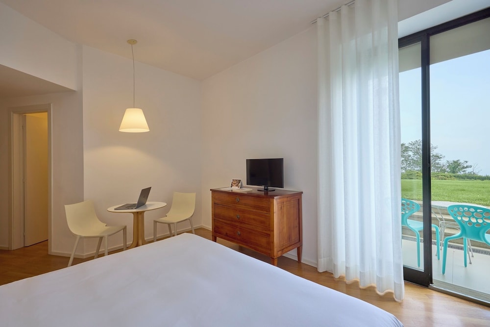 Hotel Emilia 7/48