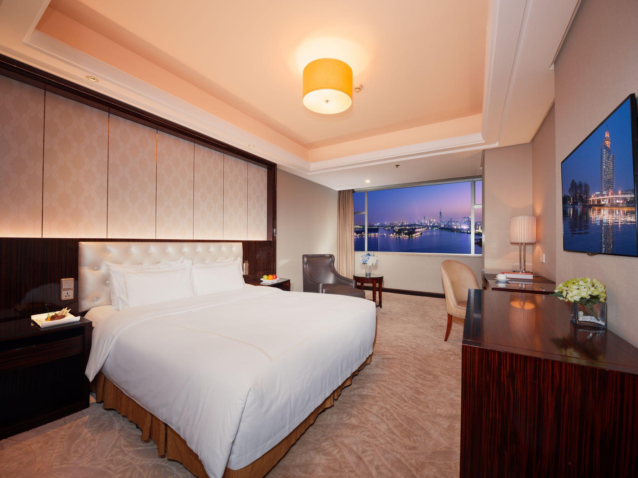 LAKEVIEW KING BED ROOM