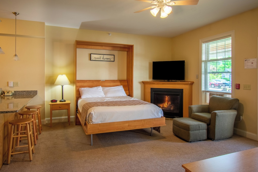 Deluxe, Studio, Murphy Bed, Queen Bed, Sofa