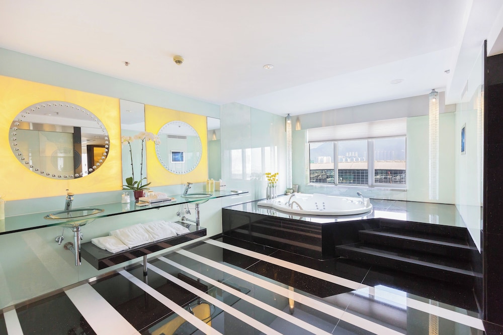 Regal Airport Hotel 67/67