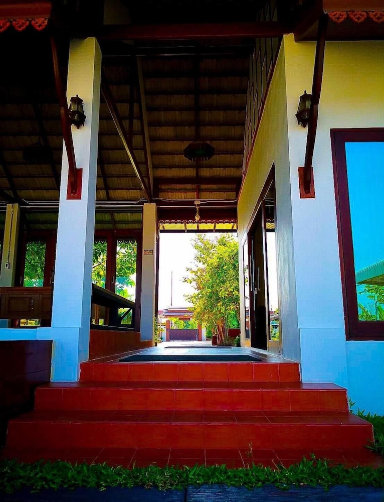 Khum Nakhon Hotel 10/47
