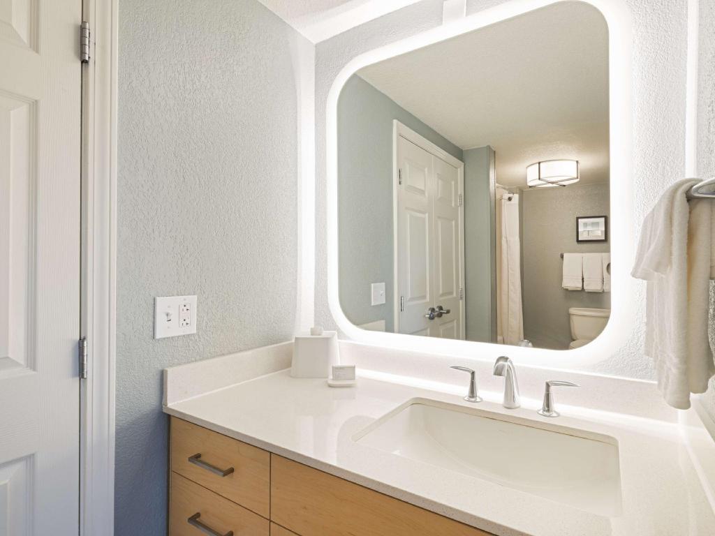Suite, 2 King Beds, 2 Bathrooms, Accessible