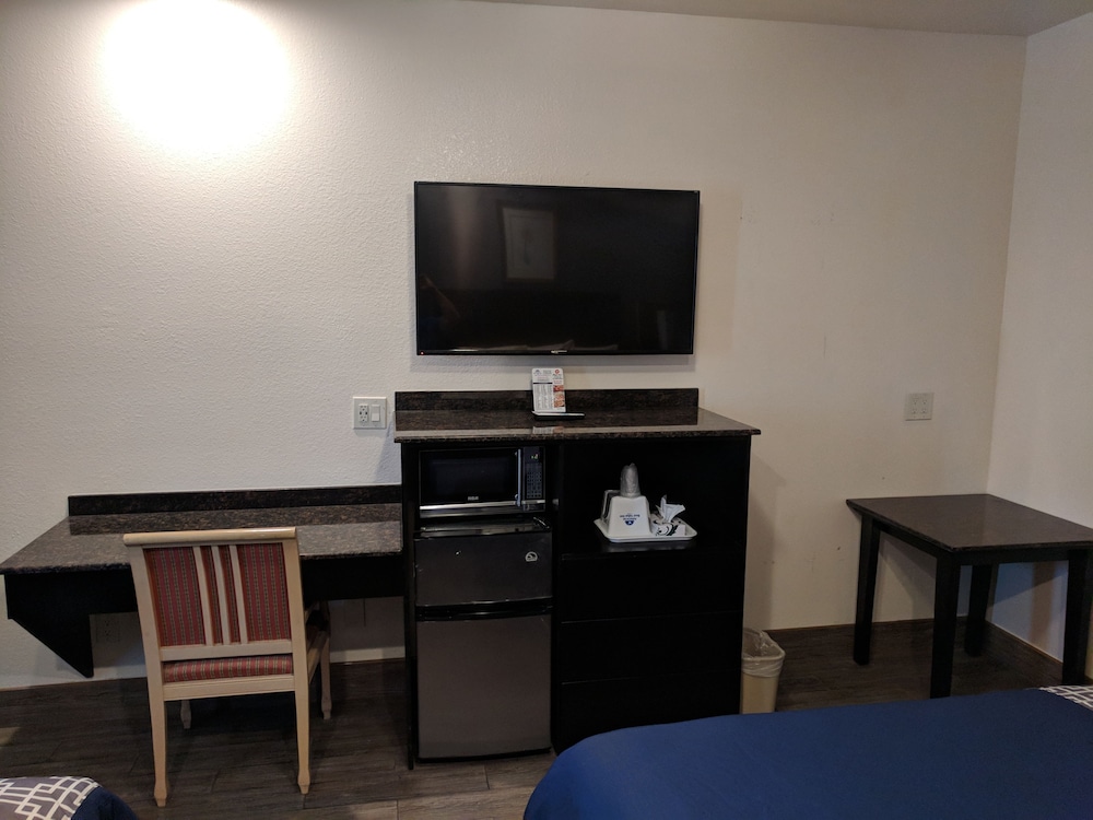 Americas Best Value Inn Brownsville 32/35