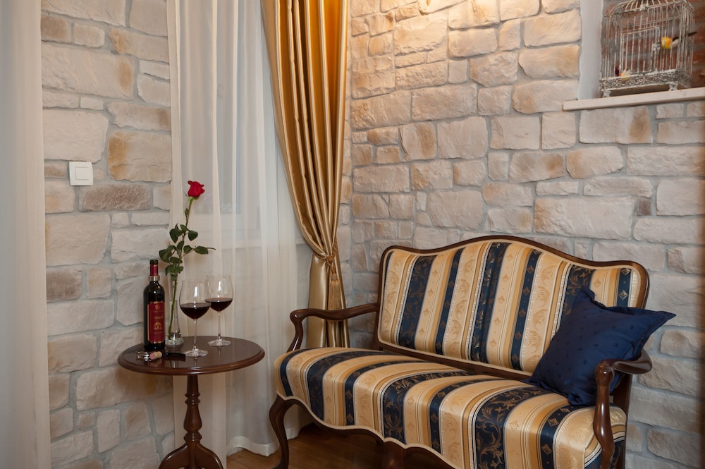 Priska Heritage Rooms 36/50