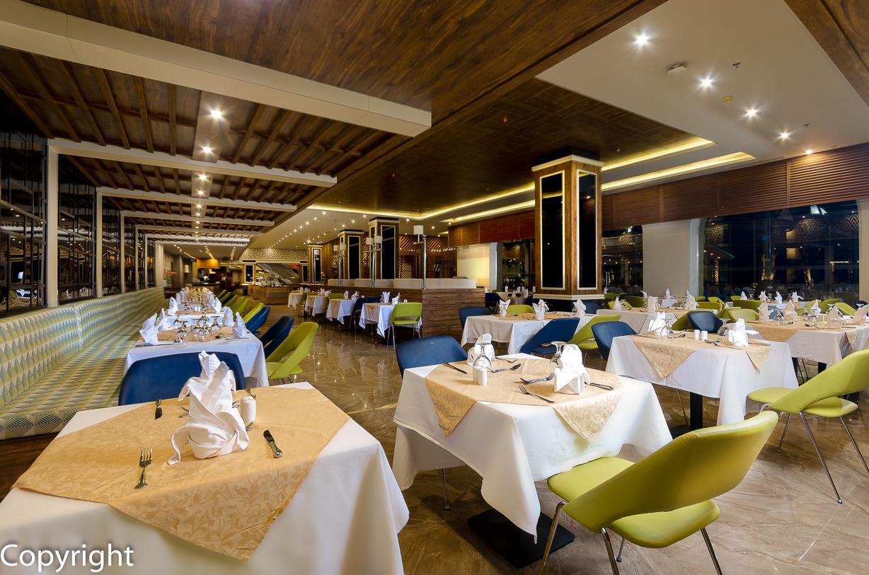 Hotel Titanic Royal 48/63