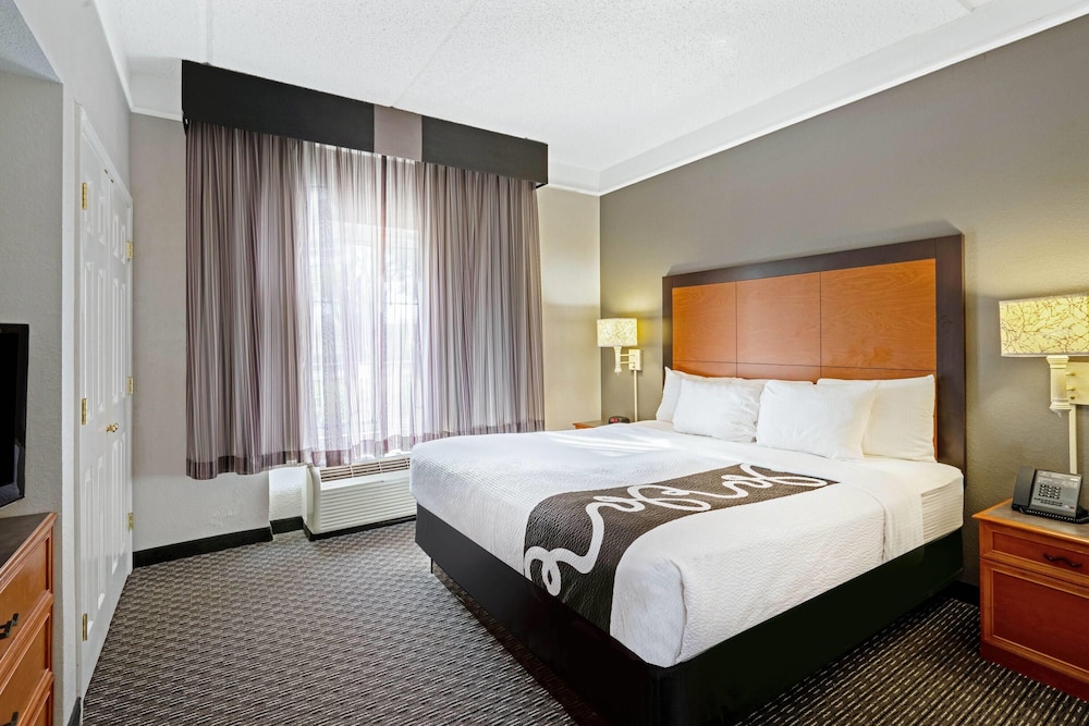 STUDIO, SUITE, KING BED