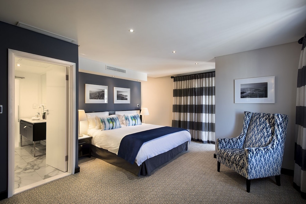 The Commodore Hotel 27/62