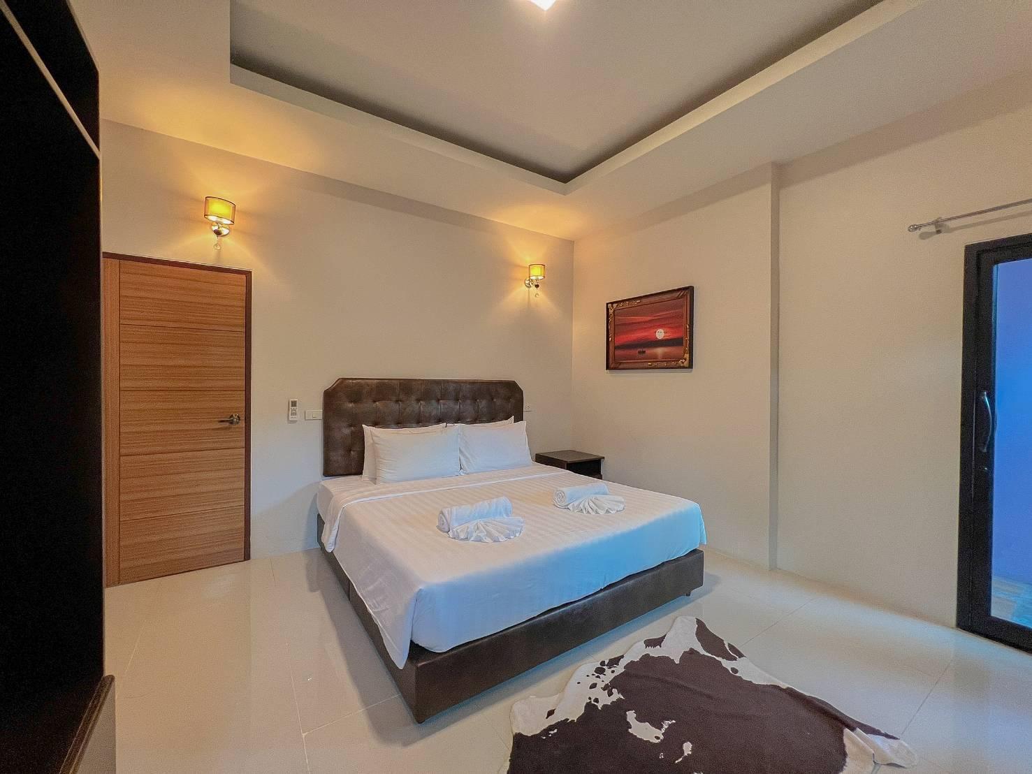 Room, 2 King Beds, Pool Access