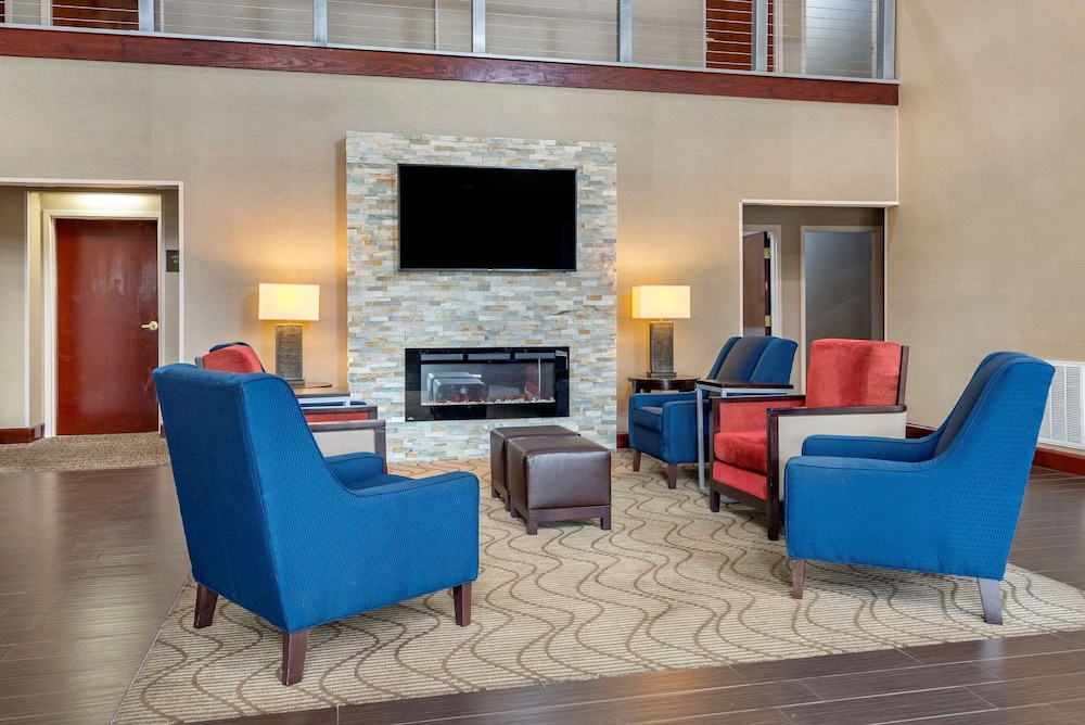 Comfort Suites Warner Robins 33/56