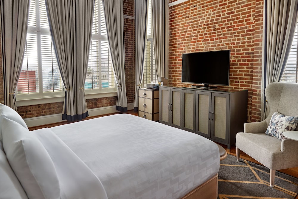 1 BEDROOM, SUITE