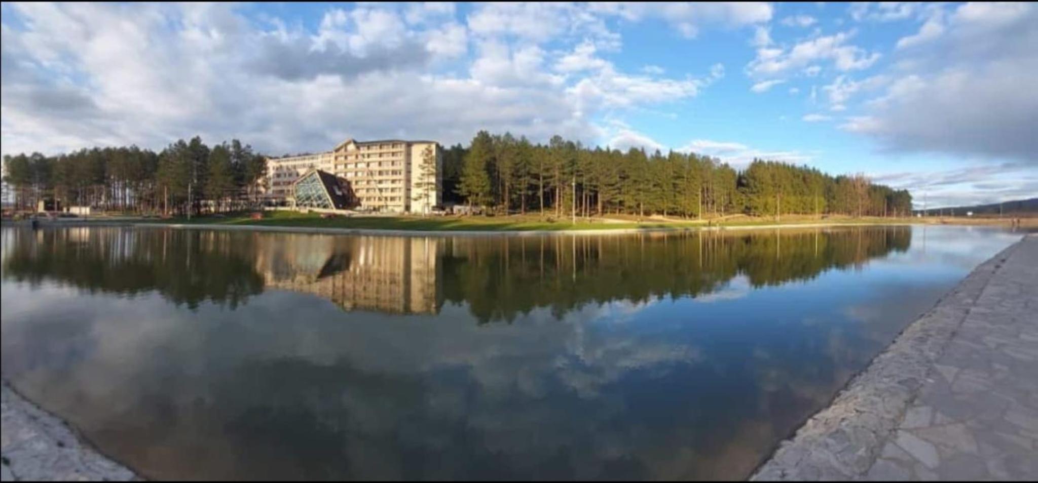 Borici Hotel-sjenica 49/54
