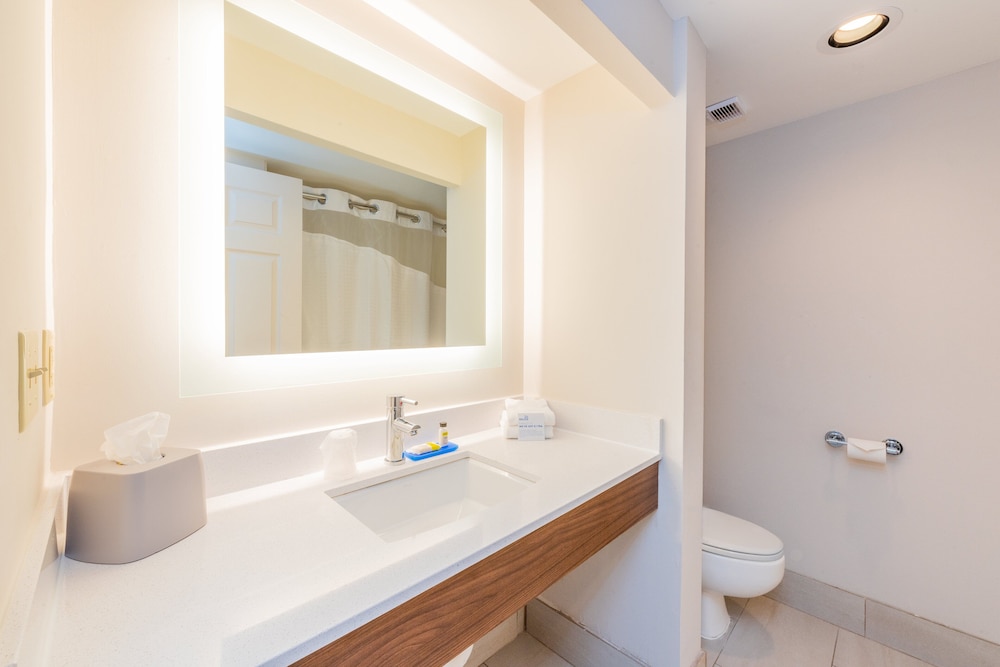 Standard, 2 Queen Beds, Holiday Inn Express & Suites Bradenton West, an IHG Hotel 4/5