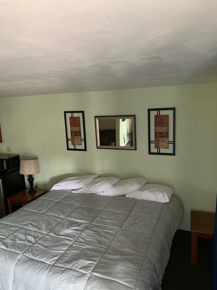 Colonial Motel 4/24