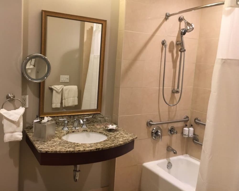 Room, King Bed, Village View, Accessible، River Terrace Inn 4/5