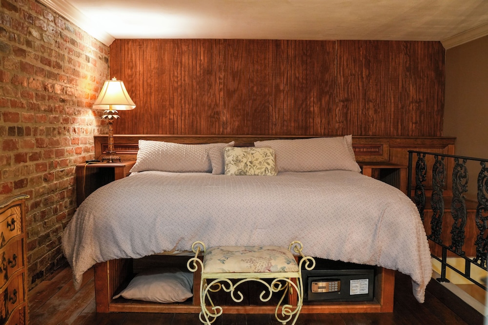 Loft, Petite, King Bed، The Olivier House Hotel 2/5