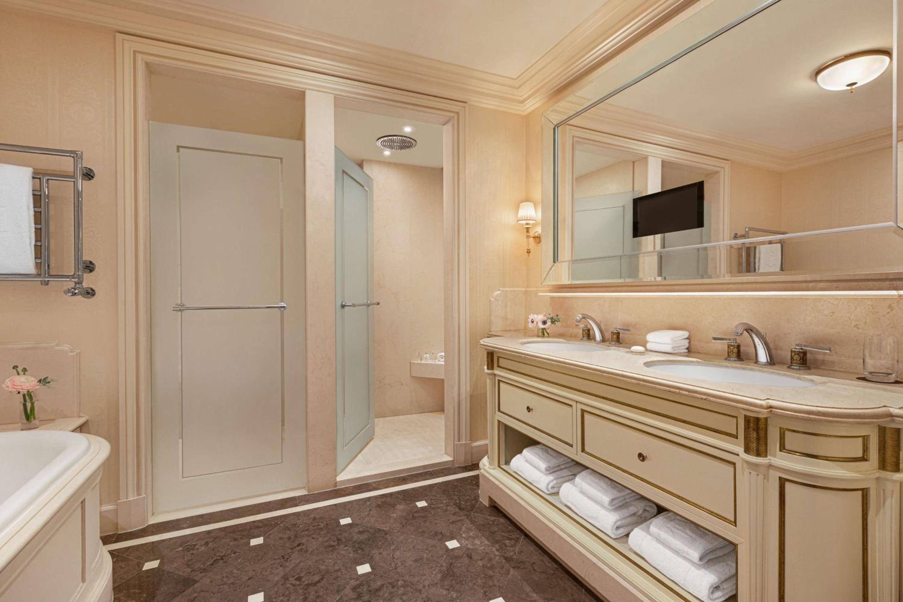 جناح جونيور بسرير كينج بإطلالة على المدينة مع أريكة، Shangri-La Paris 4/5