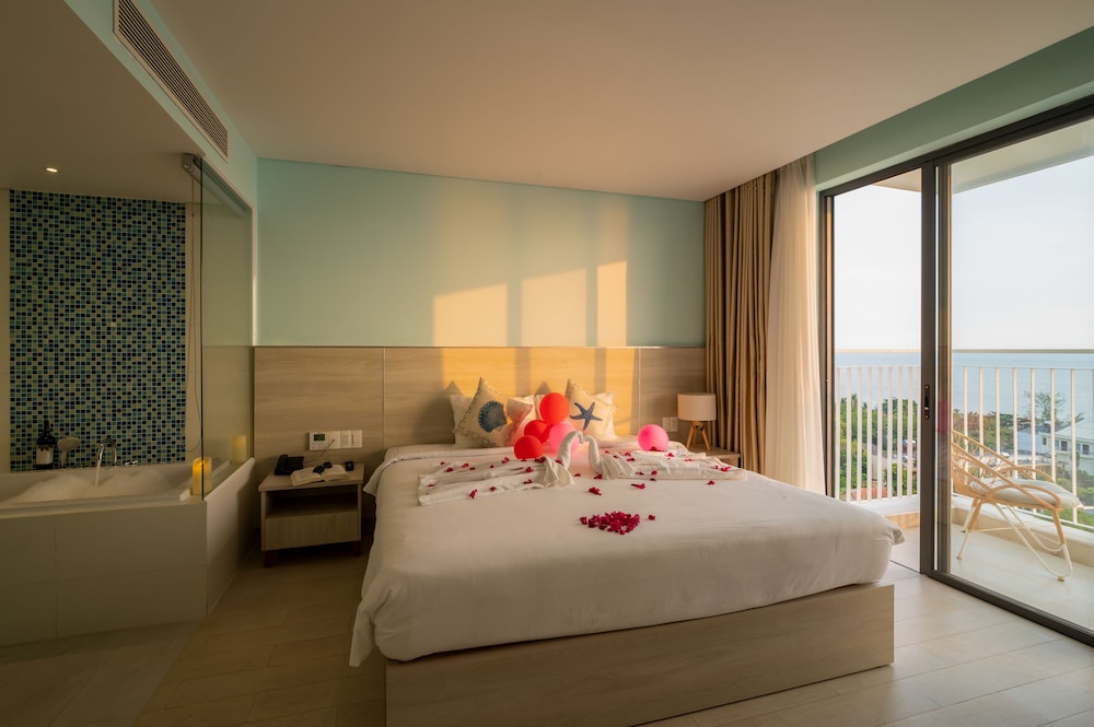 SUITE, KING BED, SEA VIEW