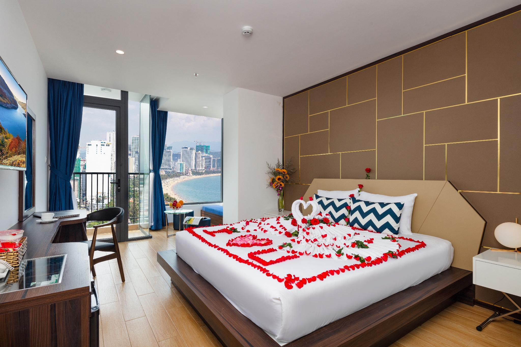 Senior, King Bed, Partial Sea View