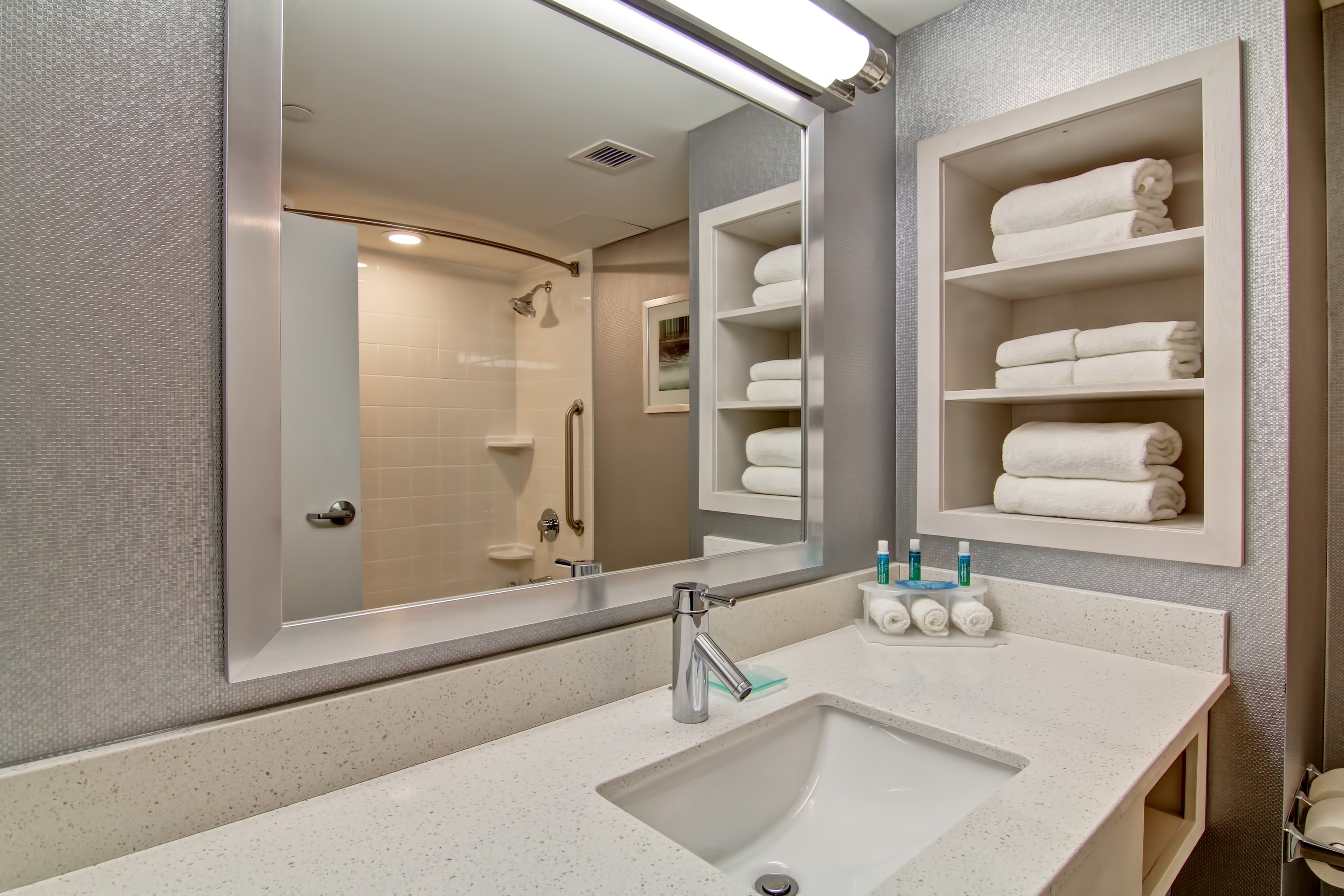 Holiday Inn Express Suites Oshawa Downtown Toronto Area 52/56