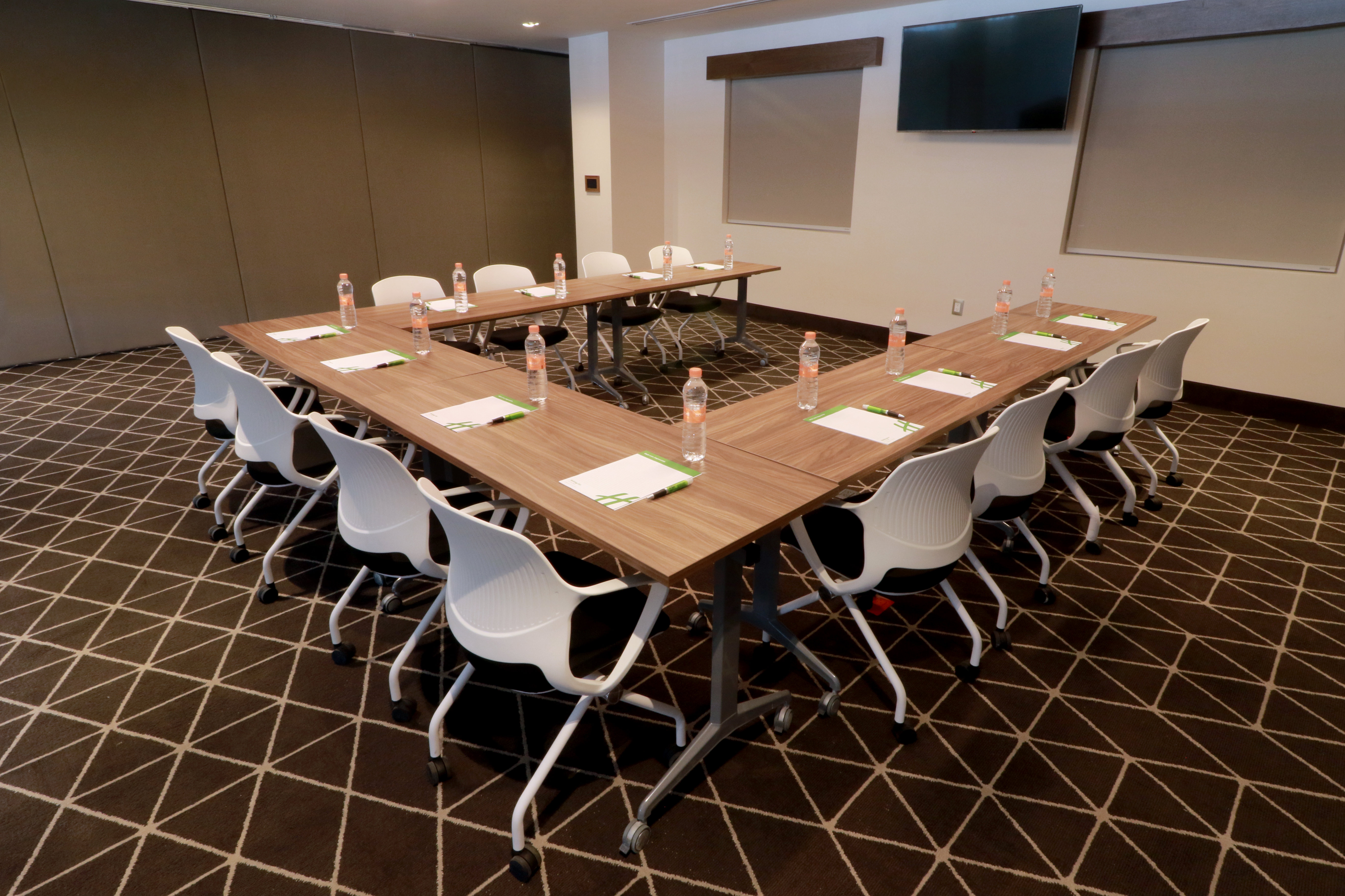 Holiday Inn And Suites Monterrey Apodaca Zona Airport 65/77