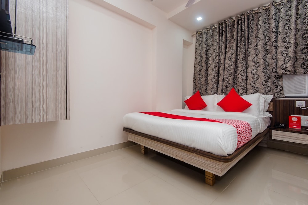 Oyo 13511 Hotel Gems 7/15