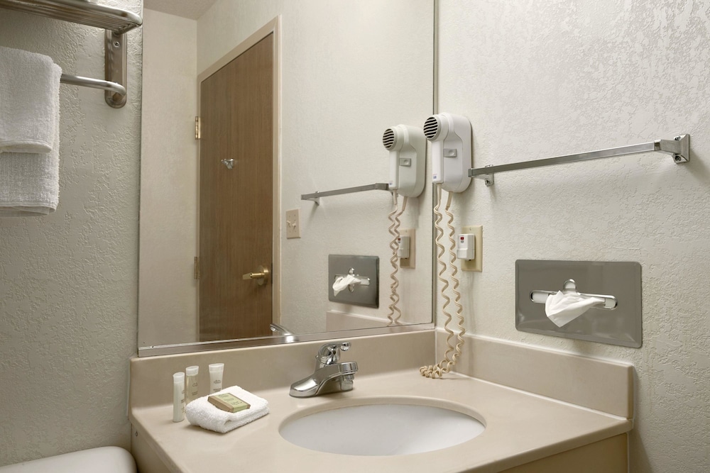 Super 8 by Wyndham Corydon 18/20