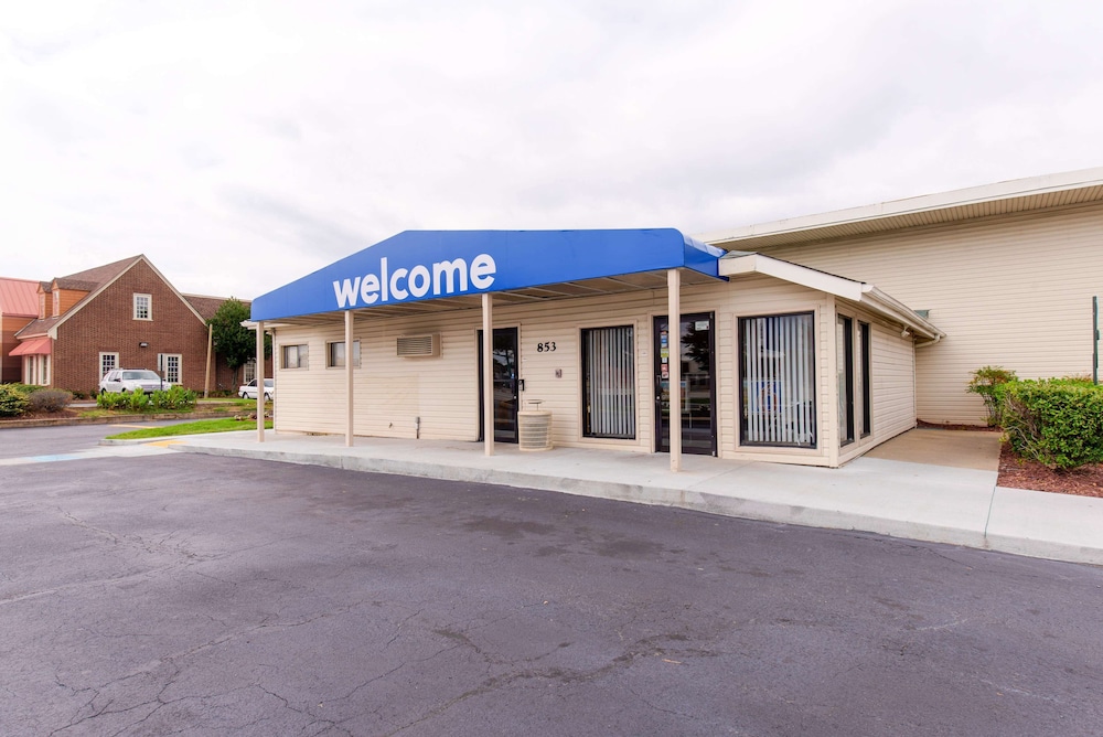 Travelodge by Wyndham Norfolk Airport 34/48