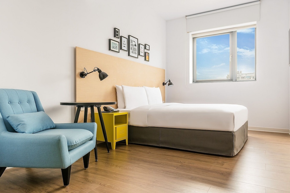 MEDIUM, KING BED