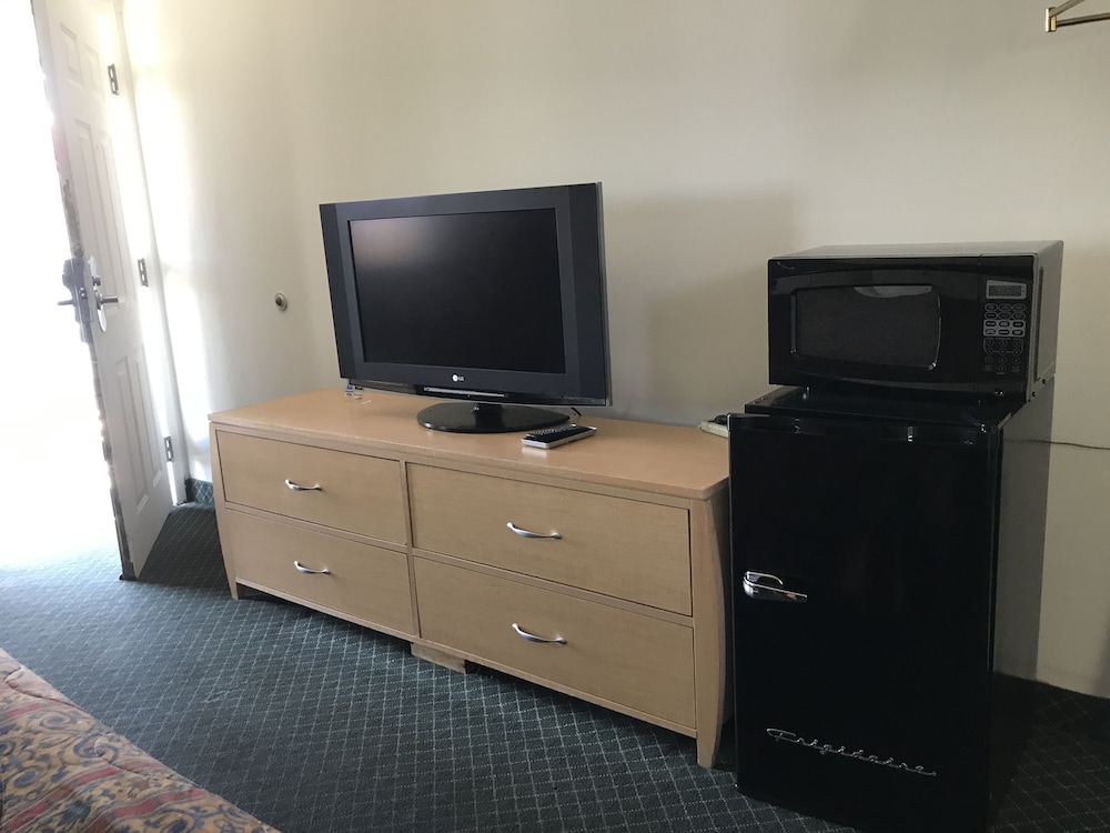 ECONOMY INN BARSTOW 43/57