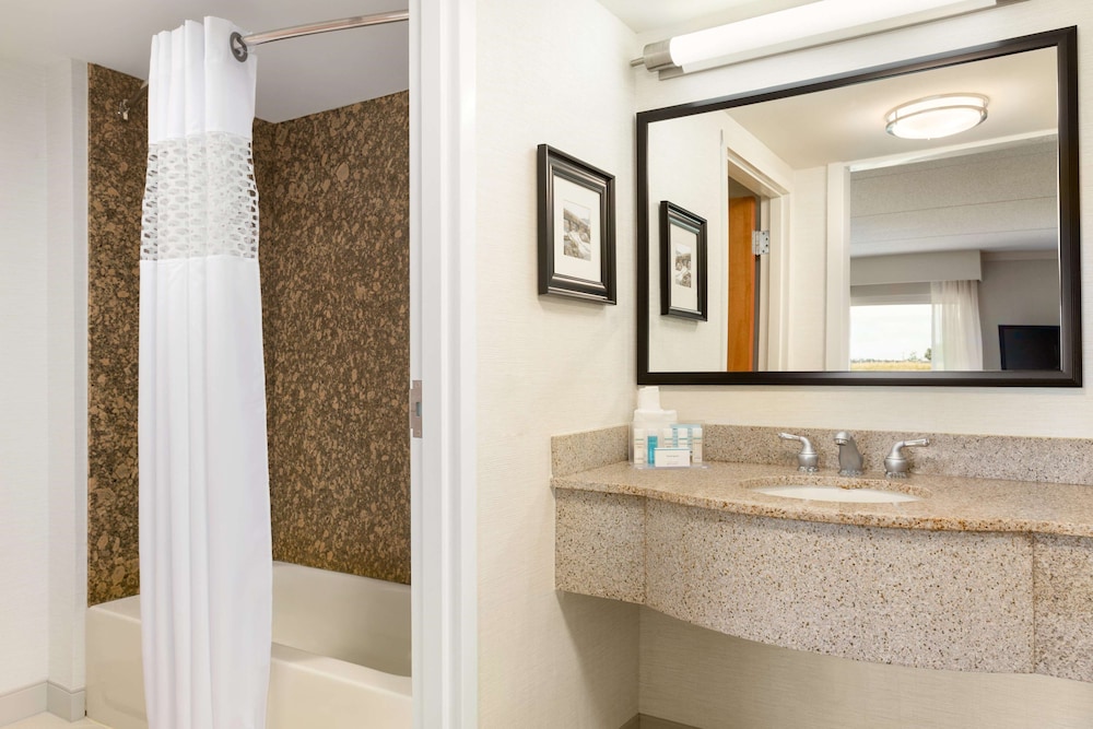 Hampton Inn & Suites By Hilton Manchester - Bedford 11/50