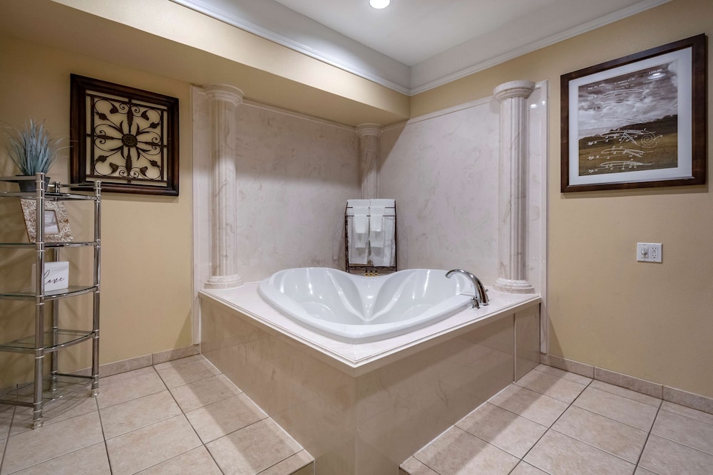 Best Western Plus Monica Royale Inn & Suites 4/31
