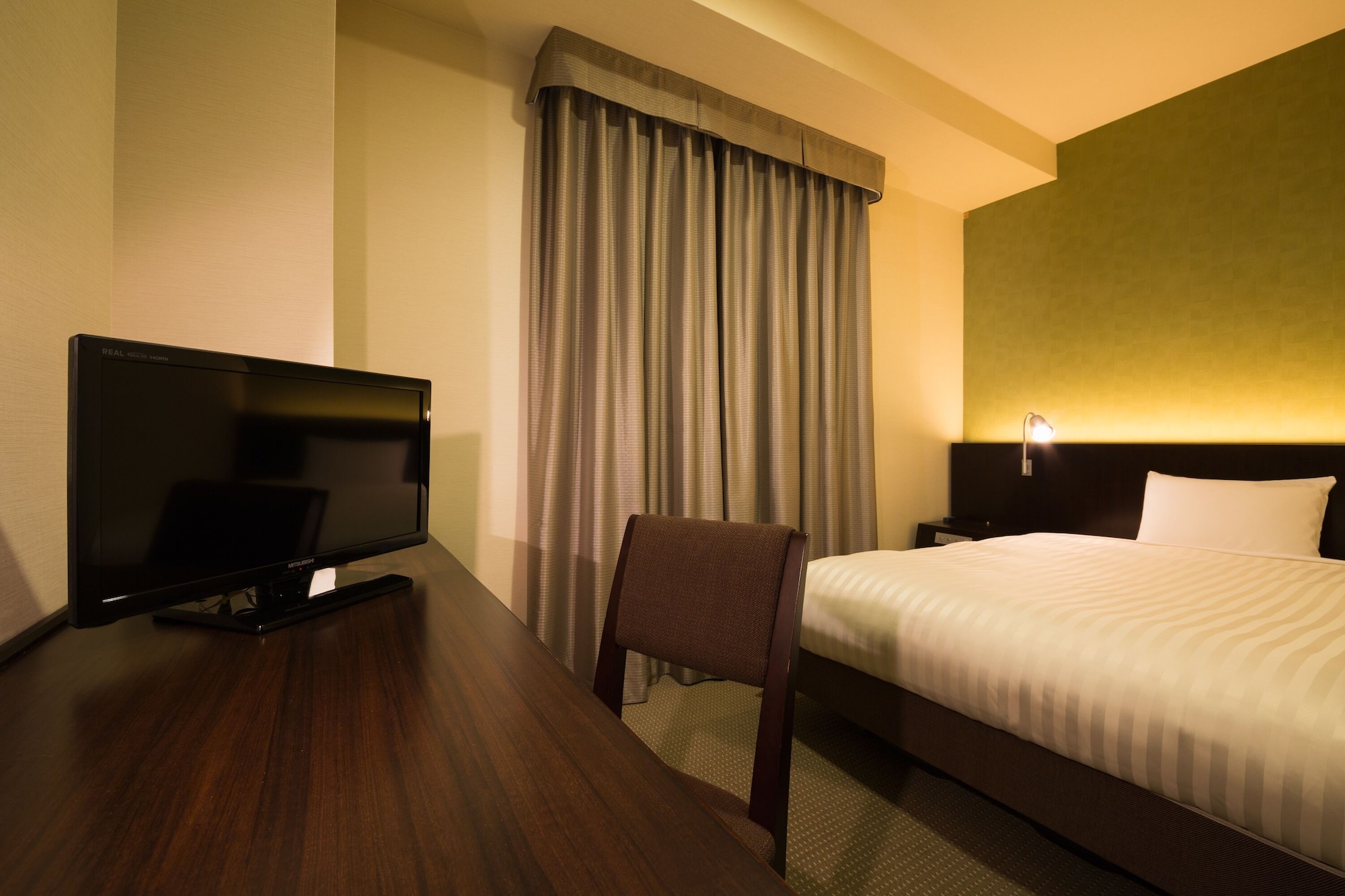 ROOM, SINGLE