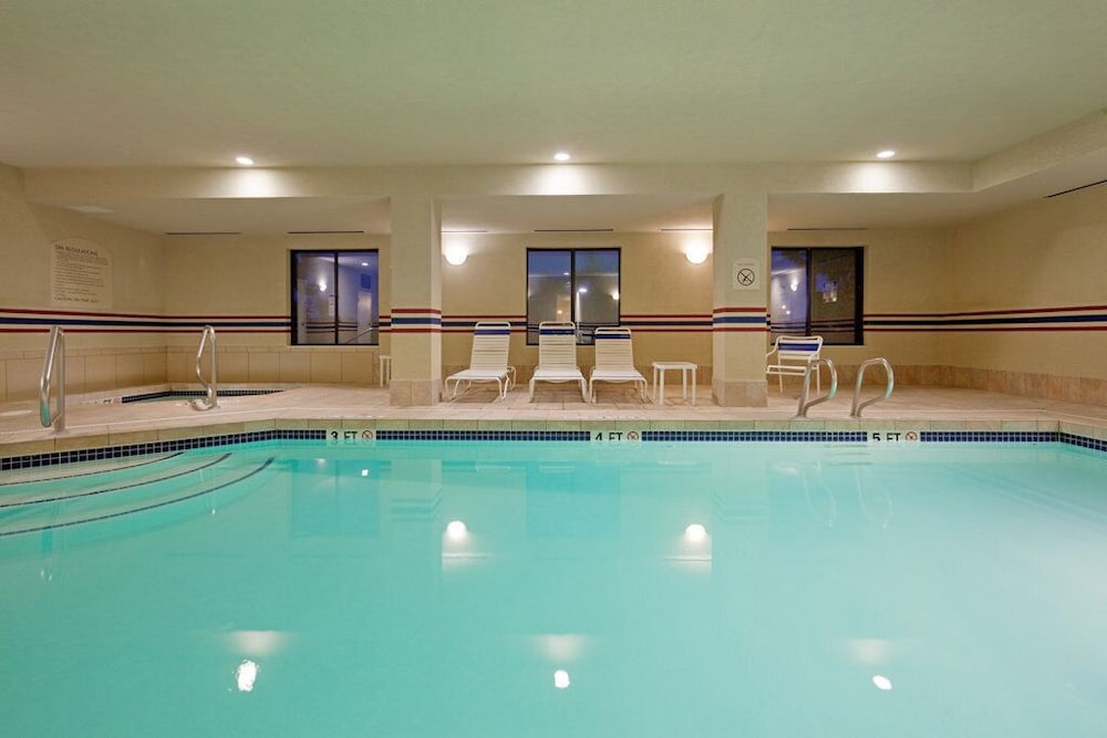 Holiday Inn Express Hotel And Suites Manchester Airport 36/72