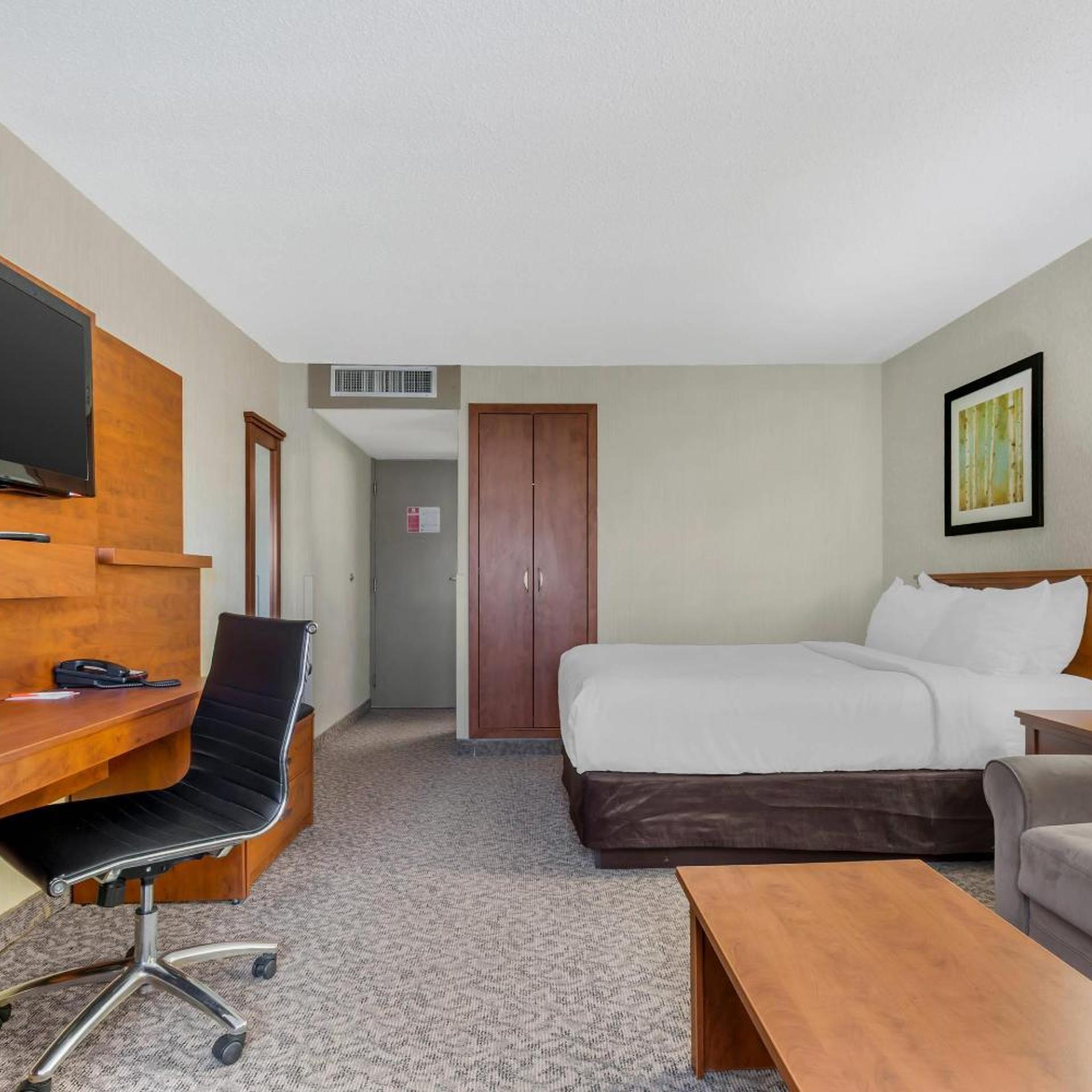 Room, Queen Bed, Sofa, Clarion Hotel & Suites Brandon 2/4