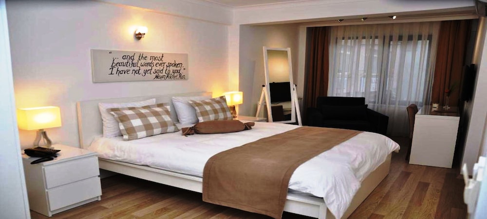 DELUXE, KING BED