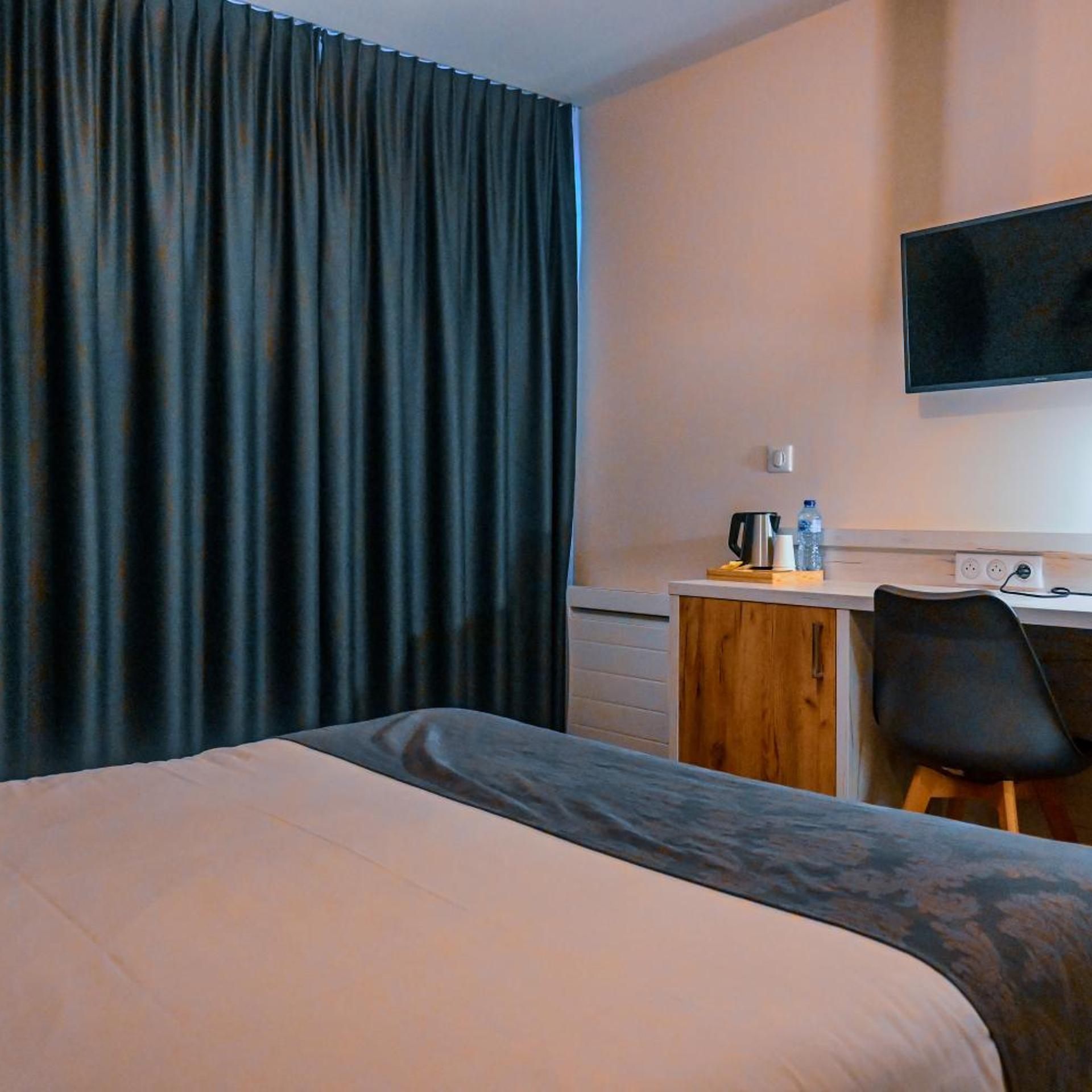 LOGIS HOTEL LE CLERMOTEL 6/21