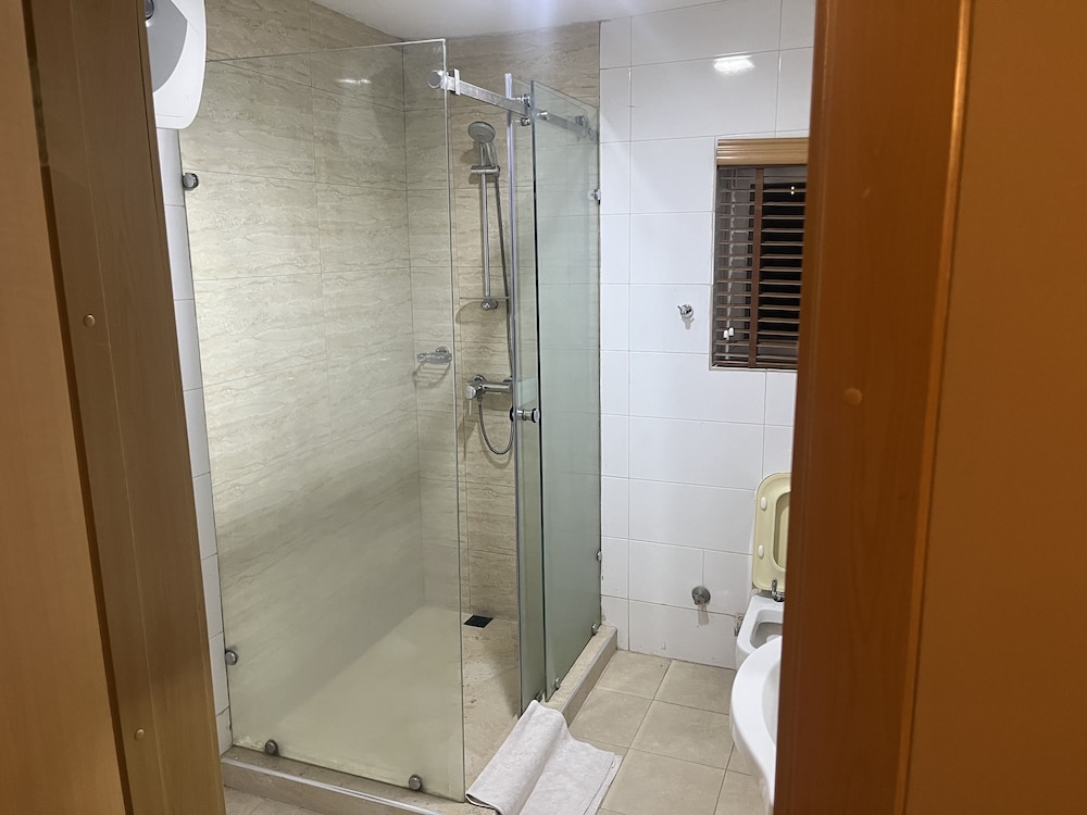 Adis Hotels Ibadan 30/32