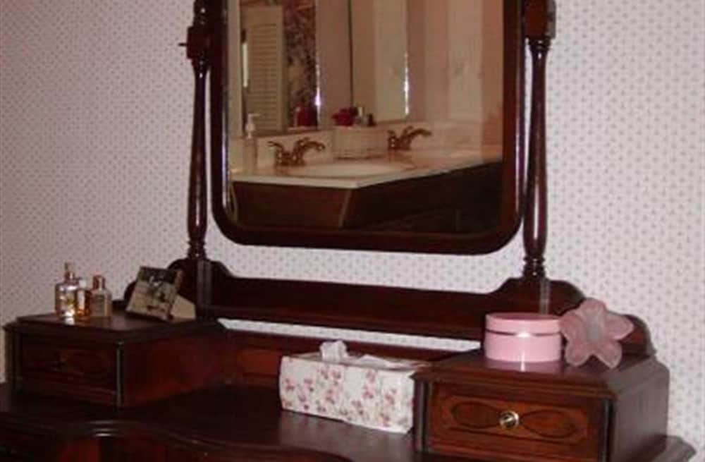 The Inn on the Horse Farm 3/30