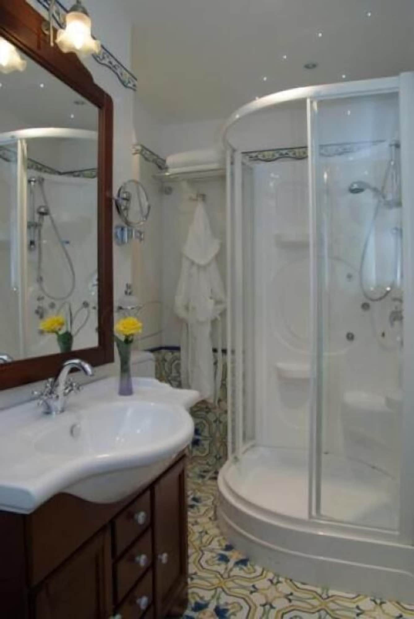 DELUXE, SUITE